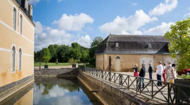 Chateau-de-Dobert-exterieur-douves - Office de Tourisme Vallée de la Sarthe / Stevan Lira