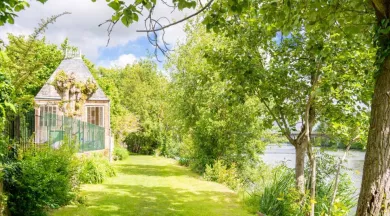 Chemin-le-long-de-la-riviere-Parcé - Office de Tourisme Vallée de la Sarthe / Stevan Lira