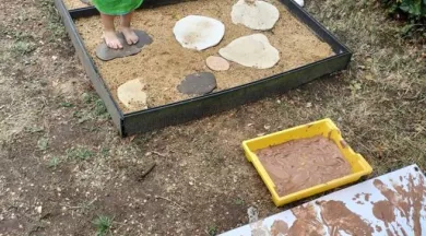 Pieds_et_mains_en_eveil - ©Musée de la faïence et de la céramique