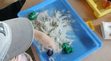 Pieds_et_mains_en_eveil2 - ©Musée de la faïence et de la céramique