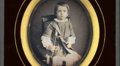 Thibaud Witz, Rouen -Portrait de petit garçon, à mi-jambes, assis, de trois-quarts à droite portant un fusil et une gibecière - © Bibliothèque nationale de France