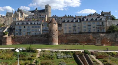 Tour Madeleine de l'enceinte romaine et aperçu de la cathédrale ST Julien du Mans - Ville du Mans
