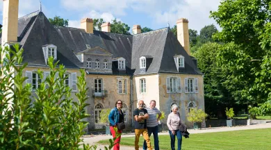 Promenade dans le parc de Dobert - Office de Tourisme Vallée de la Sarthe / Stevan Lira