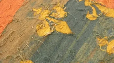 Détail du tissage de l’envers de la tapisserie de l’Apocalypse_1 - ©Emma Fonteneau / Domaine national du château d'Angers