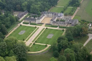 CHÂTEAU DE LA LORIE - VUE AERIENNE ©De Saint-Genys - ©lalorie