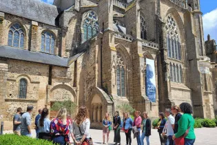Visite guidée de la Basilique d'Évron en Mayenne - Office de tourisme de Sainte-Suzanne les Coëvrons