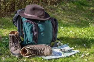 sac à dos chaussures carte boussole rando hiking-1312226_960_720 - Pixabay