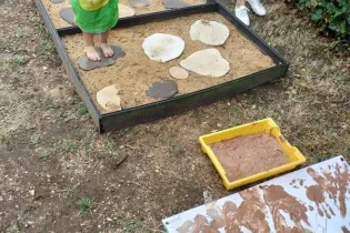Pieds_et_mains_en_eveil - ©Musée de la faïence et de la céramique