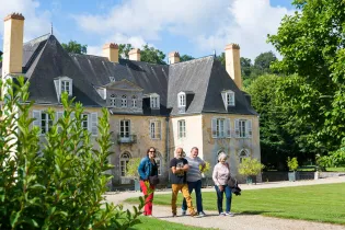 Promenade dans le parc - Office de Tourisme Vallée de la Sarthe / Stevan Lira