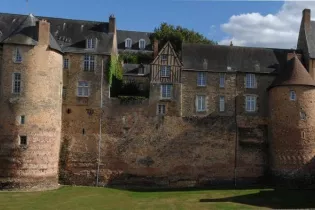 Tour de Tucé (1) et tour des Ardents (2) de l'enceinte romaine - Ville du Mans