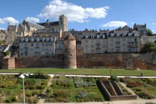 Tour Madeleine de l'enceinte romaine et aperçu de la cathédrale ST Julien du Mans - Ville du Mans