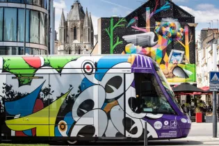 Tramway habillé aux couleurs des Écouteurs, par Jean Moderne_1 - Thierry Bonnet - Ville d'Angers