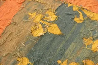 Détail du tissage de l’envers de la tapisserie de l’Apocalypse_1 - ©Emma Fonteneau / Domaine national du château d'Angers